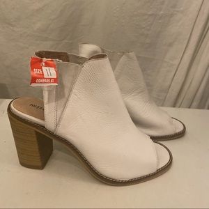 Musse & Cloud white peep toe ankle boots size 11